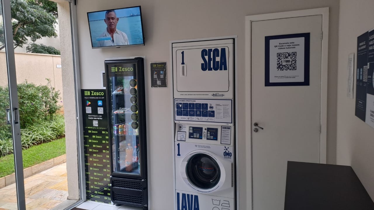 Lavanderia com produtos OMO — parceria Zesco