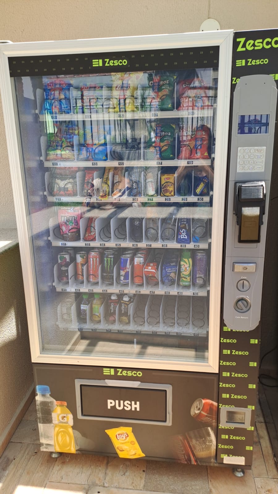 Máquina de café e Vending Machine Zesco no condomínio